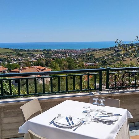 Hotel Ristorante Il Grillo 阿夸维瓦皮切纳 外观 照片