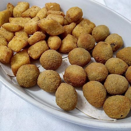 Hotel Ristorante Il Grillo 阿夸维瓦皮切纳 外观 照片