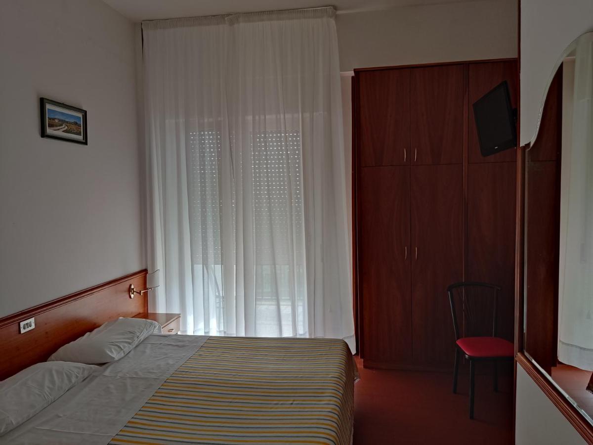 Hotel Ristorante Il Grillo 阿夸维瓦皮切纳 外观 照片
