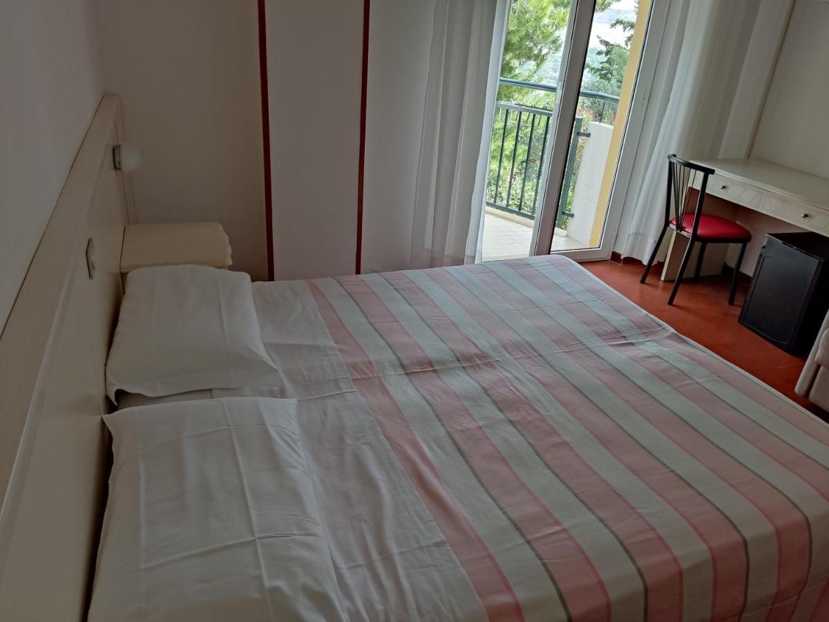 Hotel Ristorante Il Grillo 阿夸维瓦皮切纳 外观 照片