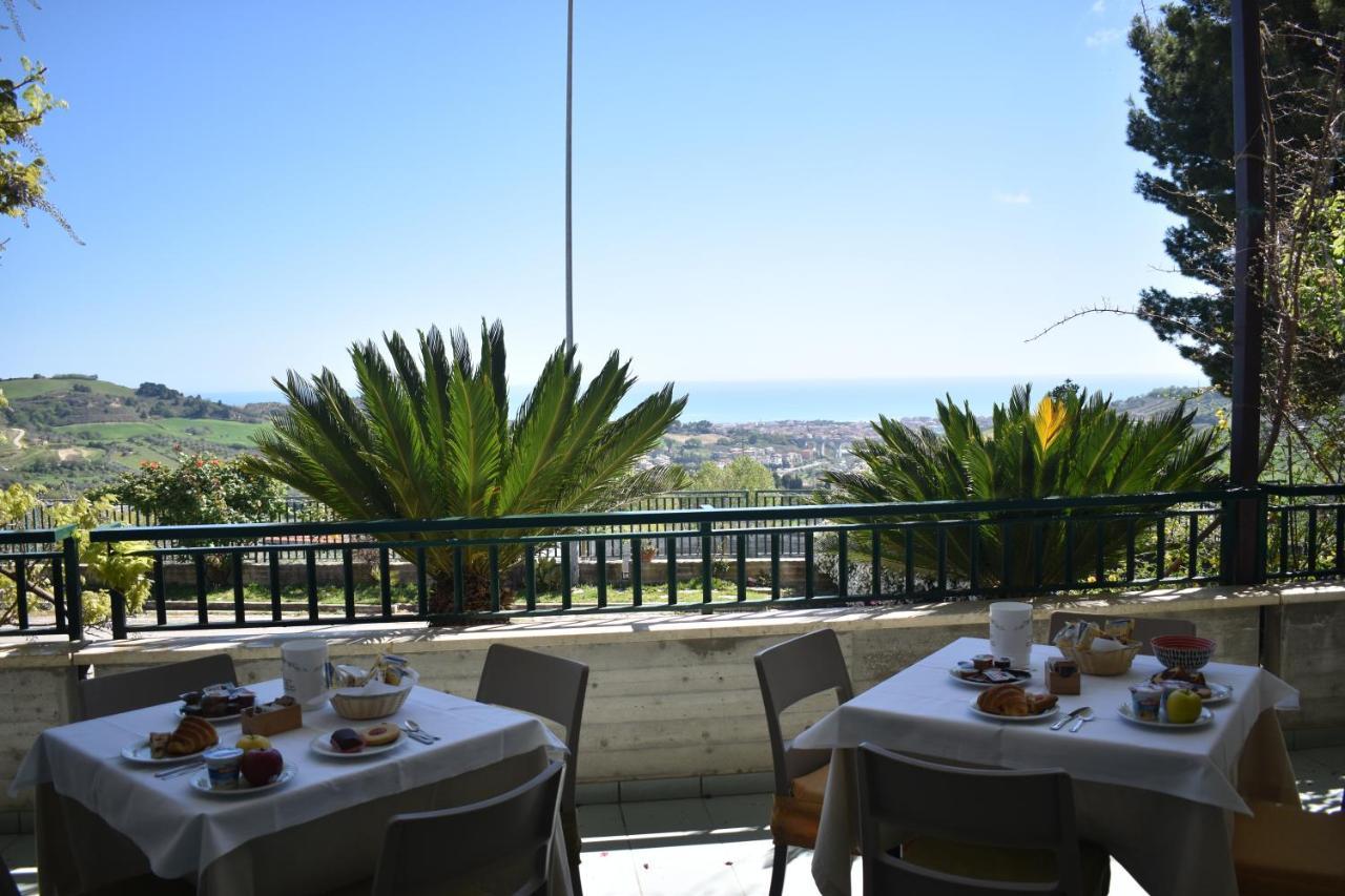 Hotel Ristorante Il Grillo 阿夸维瓦皮切纳 外观 照片